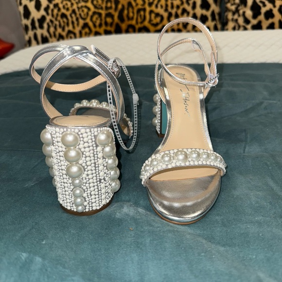 NEVER WORN - Betsey Johnson Heels - Picture 2 of 3